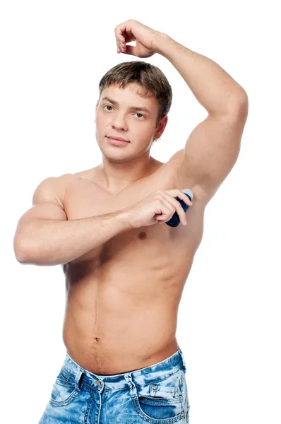 Muskularny mężczyzna używa antyperspirantu — Zdjęcie stockowe
