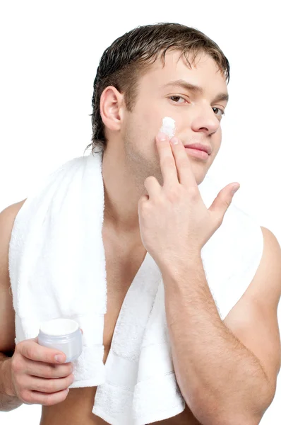 Hombre poniéndose crema loción en la cara —  Fotos de Stock