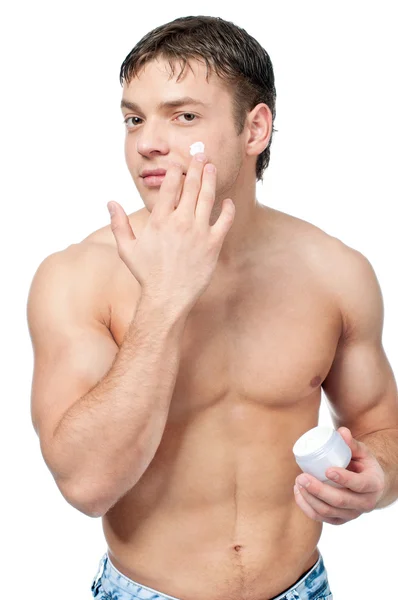 男人穿上霜乳液脸上 — 图库照片