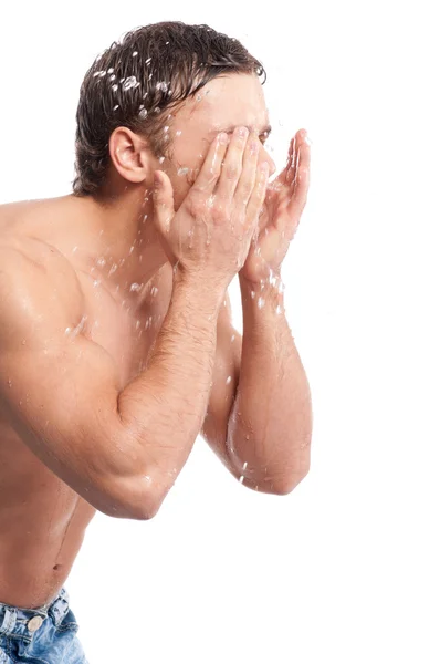 年轻男子洗脸 — 图库照片