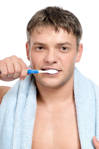 Mladý muž čistí zuby — Stock fotografie