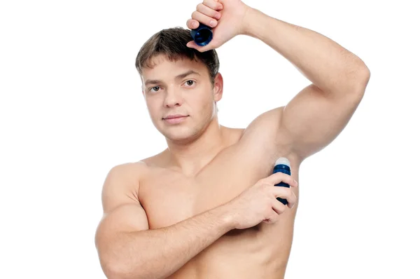 O homem muscular está a usar um antitranspirante. — Fotografia de Stock