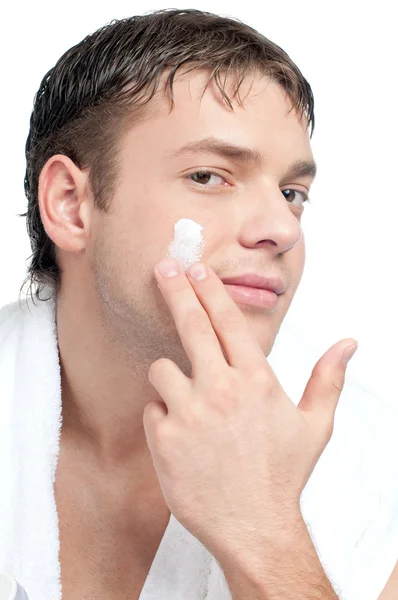 Hombre poniéndose crema loción en la cara — Foto de Stock