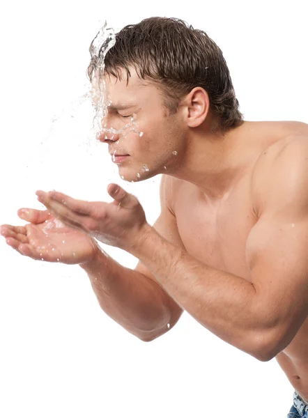 Jeune homme lavage visage — Photo