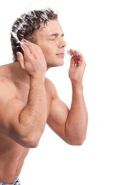 若い男洗顔 — ストック写真