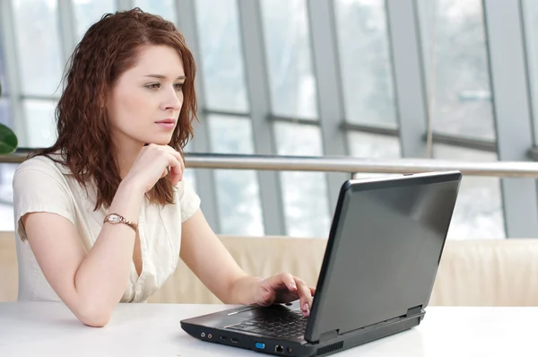 Jeune femme d'affaires avec ordinateur portable — Photo