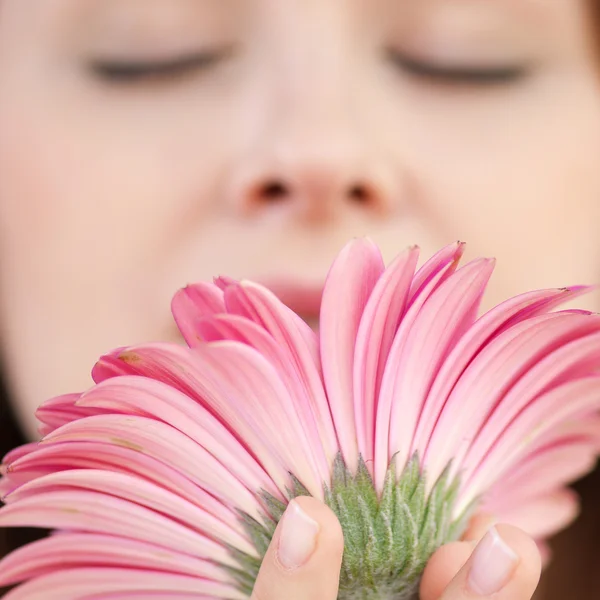 Щаслива жінка з квіткою на побаченні — стокове фото