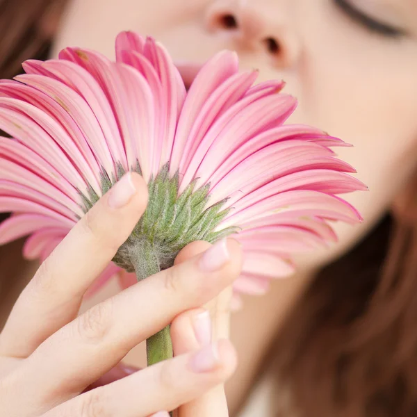 Donna felice con fiore a incontri — Foto Stock