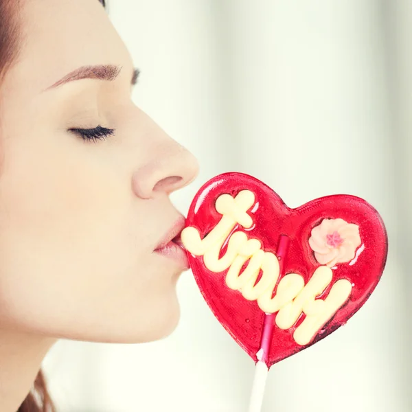 Красивая женщина с сердцем конфеты — стоковое фото