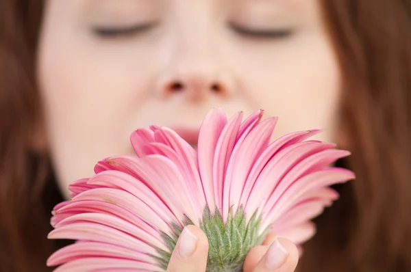 Šťastná žena s květem v datování — Stock fotografie