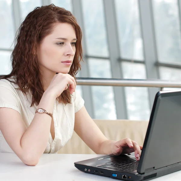 Młoda kobieta biznesu z laptopem — Zdjęcie stockowe