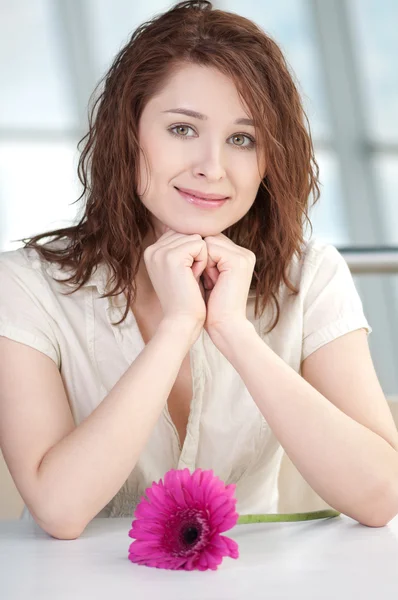Gelukkige vrouw met bloem op dating — Stockfoto