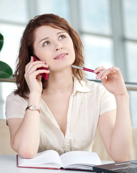 Geschäftsfrau macht sich am Telefon Notizen — Stockfoto