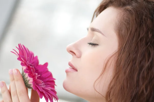 Happy woman with flower at dating — Stock Photo, Image