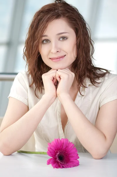 Happy woman with flower at dating — Stock Photo, Image