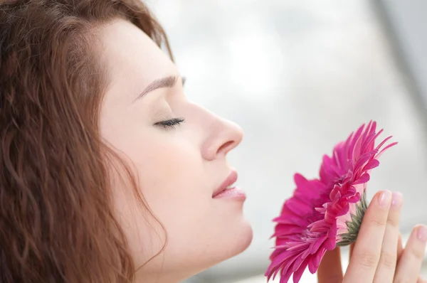 Szczęśliwa kobieta kwiat na randki — Zdjęcie stockowe