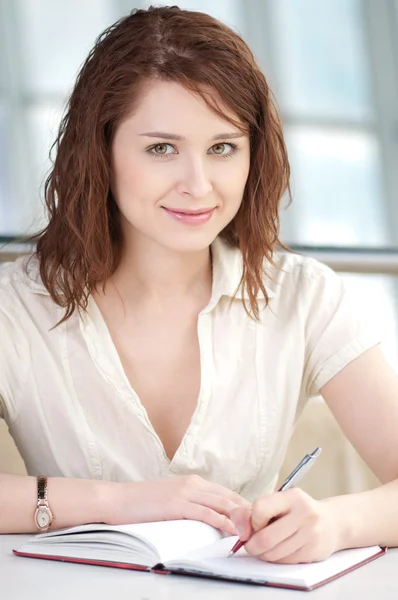 Mulher de negócios tomando notas no escritório — Fotografia de Stock