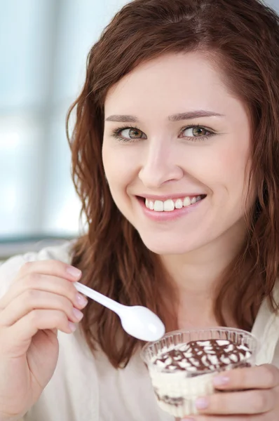 Молодая счастливая женщина с тортом — стоковое фото