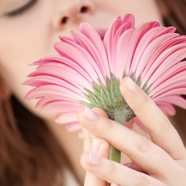 Mulher feliz com flor no namoro — Fotografia de Stock