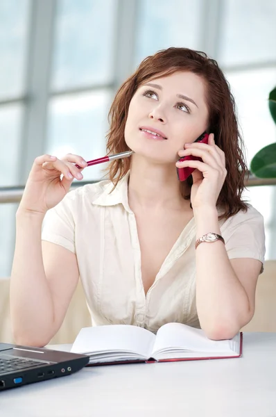 Obchodní žena na telefonu, psaní poznámek — Stock fotografie