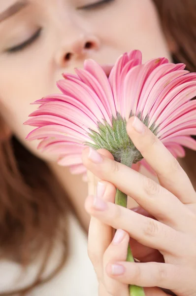 Glückliche Frau mit Blume beim Dating — Stockfoto
