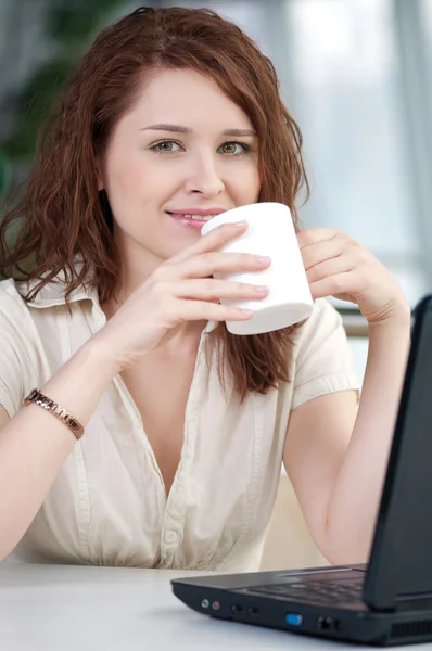 Biznes kobieta z laptopa i kubek — Zdjęcie stockowe