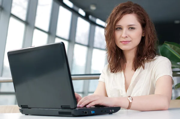 Jong zakenvrouw met laptop — Stockfoto