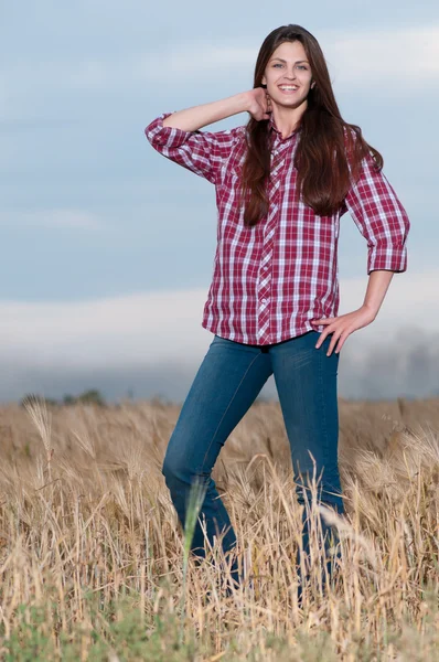 Belle cow-boy femme posant dans le champ — Photo