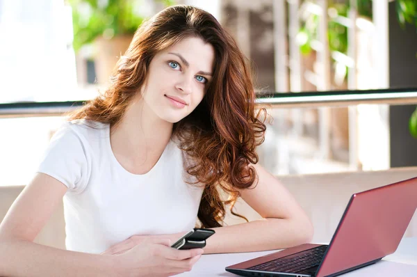 A young business woman sitting in a cafe — Stock Photo, Image