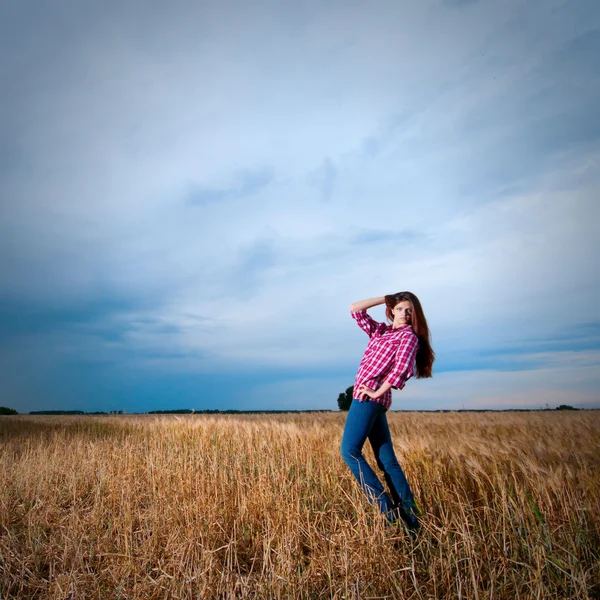 Bela cowboy mulher posando no campo — Fotografia de Stock