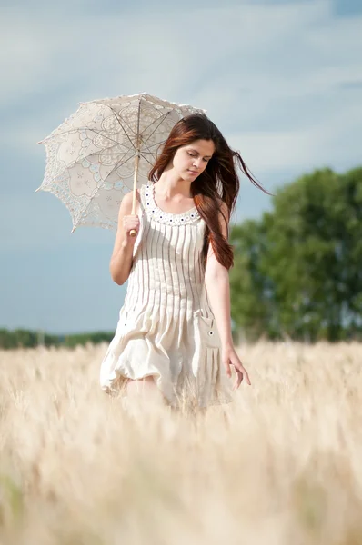 Одинокая женщина ходит по пшеничному полю. Сроки . — стоковое фото
