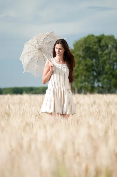 Magányos nő búza mezőben. időzített. — Stock Fotó