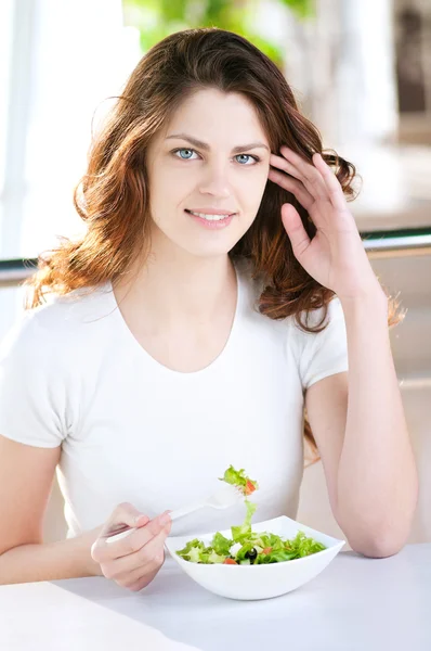 Una giovane donna in un caffè con un caffè con insalata — Foto Stock