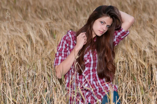 Красивая ковбойская женщина позирует в поле — стоковое фото