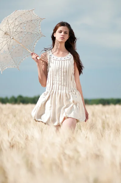 Magányos nő búza mezőben. időzített. — Stock Fotó
