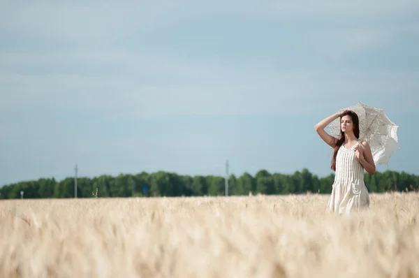 Mujer solitaria caminando en el campo de trigo. Fecha de vencimiento . —  Fotos de Stock