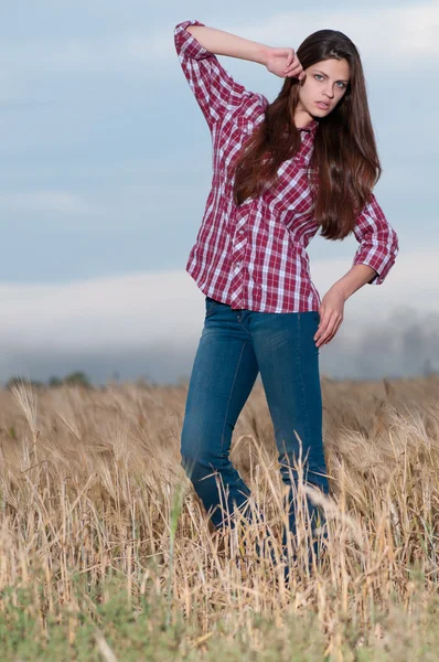 Vacker cowboy kvinna poserar i fältet — Stockfoto