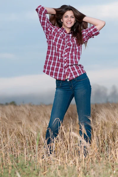 Gyönyörű cowboy nő pózol mező — Stock Fotó