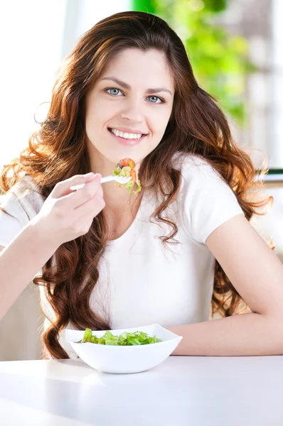 Молодая женщина в кафе с кофе и салатом — стоковое фото