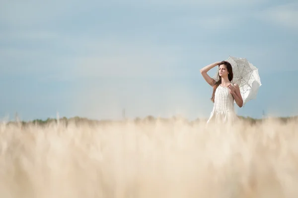 Ensam kvinna i vete fält. tidsinställda. — Stockfoto