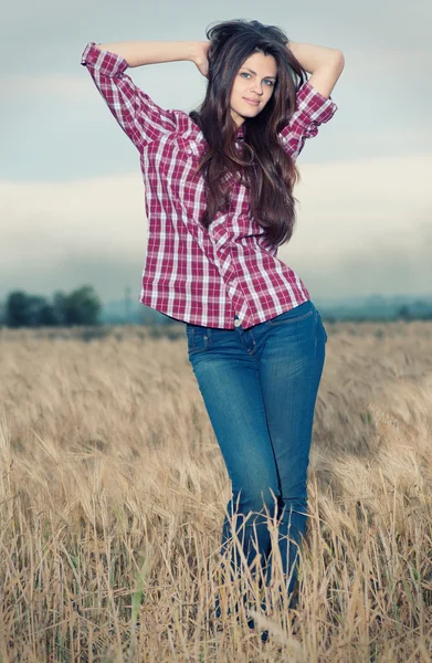 Beautiful cowboy woman posing in field — Stock Photo, Image