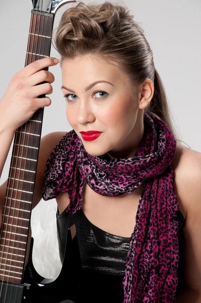 Красива молода рок-дівчина з чорною гітарою — стокове фото