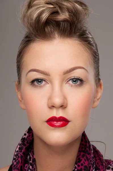 Retrato de cerca de una joven rockera. Los labios rojos —  Fotos de Stock