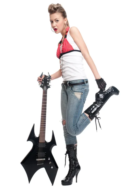 Молода рок-леді з електрогітарою — стокове фото