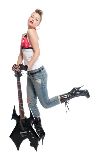 Junge Rockerin mit E-Gitarre — Stockfoto