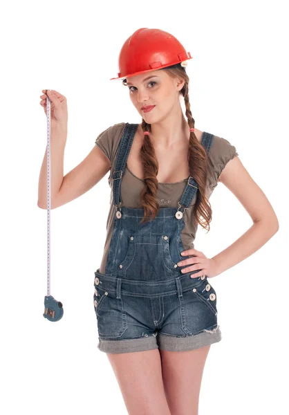 Joven trabajadora juguetona sosteniendo cinta métrica — Foto de Stock