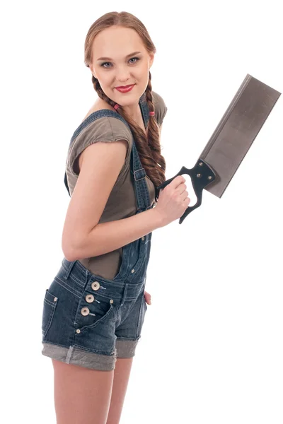 Joven mujer juguetona sosteniendo sierra de mano — Foto de Stock