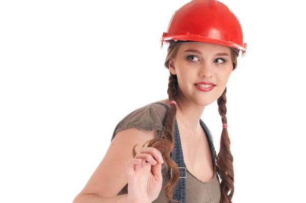 Молодая игривая работница в комбинезоне и шлеме — стоковое фото