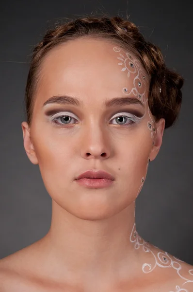 Portret van mooi meisje met gezicht kunst close-up — Stockfoto