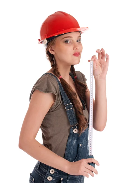 Молода грайлива робоча жінка тримає міру стрічки — стокове фото